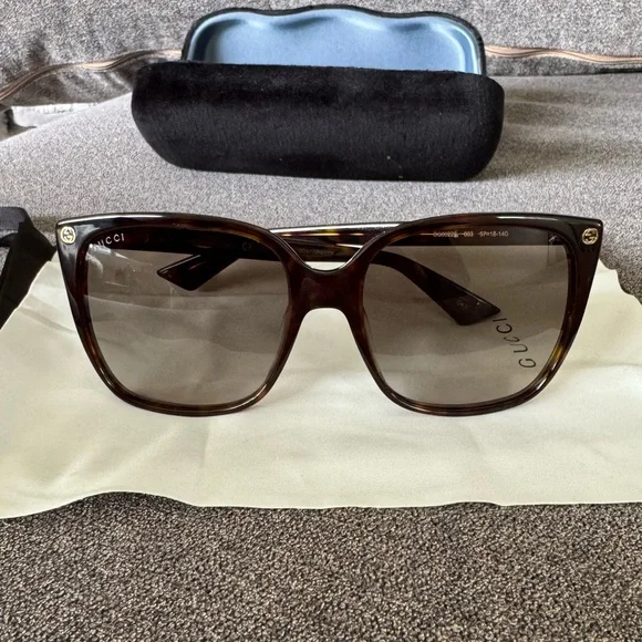 Women’s Gucci sunglasses - Picture 3 of 6